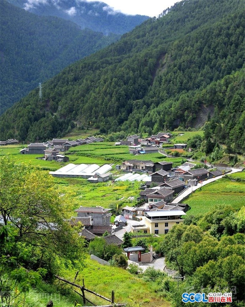 高原森林下的生態(tài)文明村