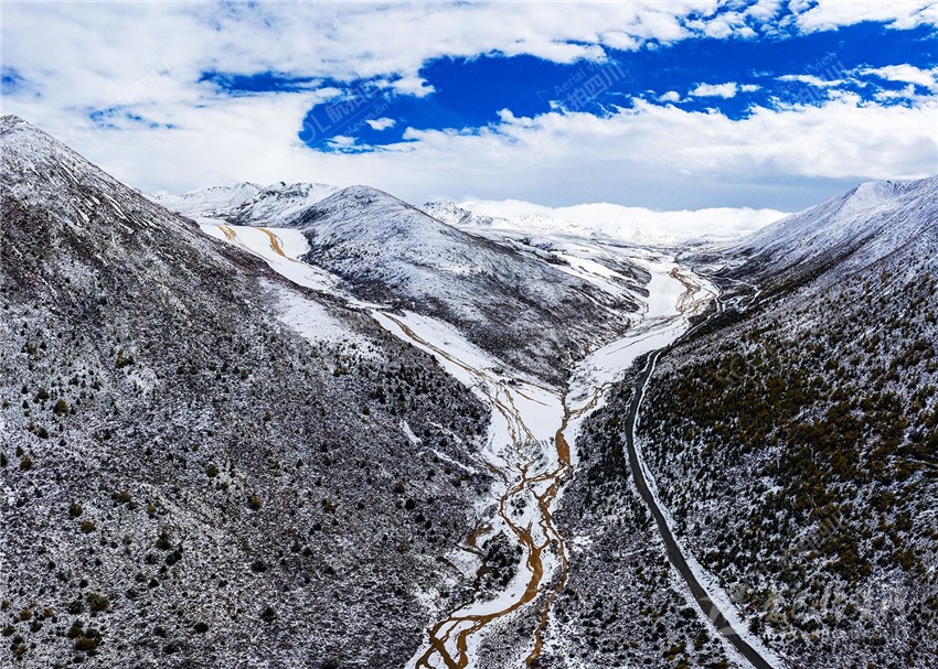 瞰康定甲根壩雪景賞亞洲最大鈣化灘