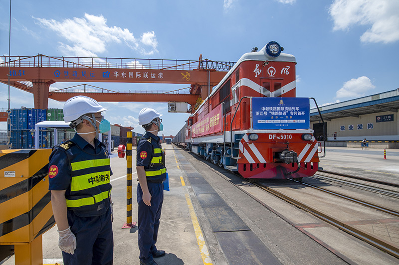 2022年6月29日，浙江金華，中老鐵路國際貨運列車浙江號“鐵路快通”首趟專列經(jīng)海關(guān)監(jiān)管后，從浙江省鐵路金華南站鳴笛啟程，經(jīng)磨憨口岸駛向老撾萬象。