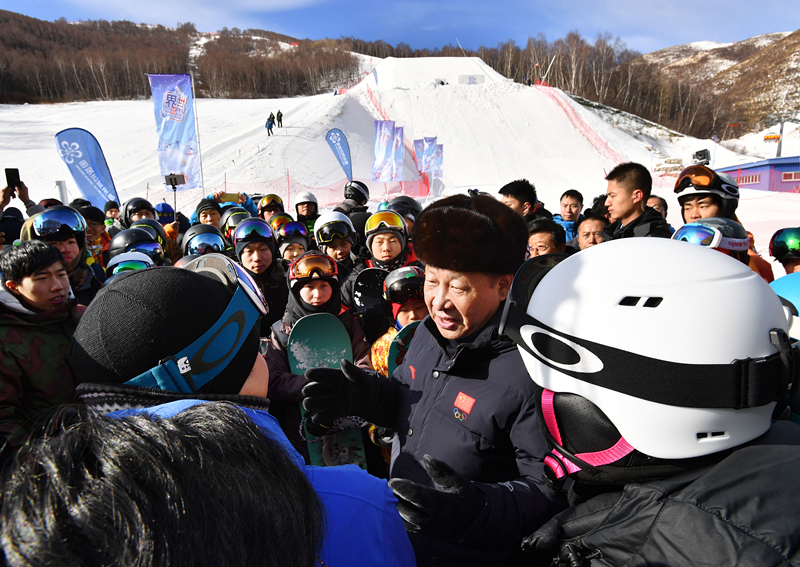 2017年1月23日，習(xí)近平總書記在云頂滑雪場同正在集訓(xùn)的國家滑雪隊(duì)運(yùn)動(dòng)員及滑雪愛好者親切交談。