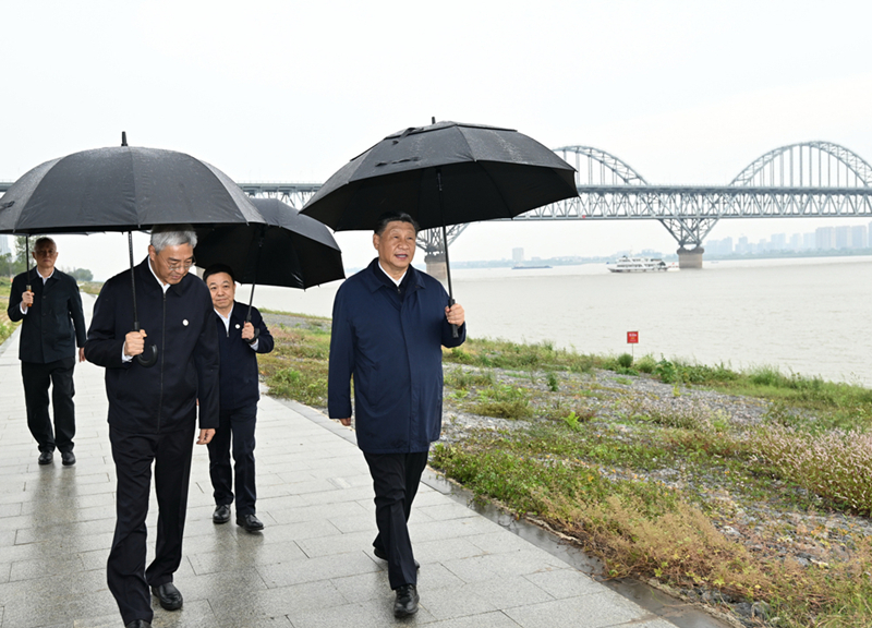 2023年10月10日，習(xí)近平在長(zhǎng)江國(guó)家文化公園九江城區(qū)段考察時(shí)，冒雨沿江堤步行察看沿岸風(fēng)貌。