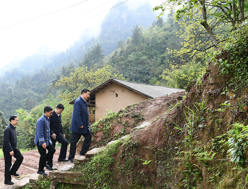 2019年4月15日，在石柱土家族自治縣中益鄉(xiāng)華溪村，習近平總書記踏著濕滑的石階登上陡坡，前往貧困戶譚登周家看望。