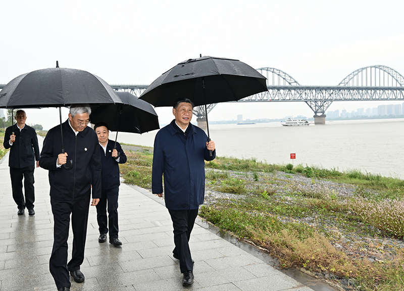 2023年10月10日，習近平總書記在江西省九江市長江國家文化公園九江城區(qū)段考察時，冒雨沿江堤步行察看沿岸風貌。