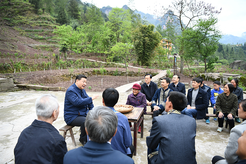 2019年4月15日，習(xí)近平總書(shū)記在重慶石柱土家族自治縣中益鄉(xiāng)華溪村同村民代表、基層干部、扶貧干部、鄉(xiāng)村醫(yī)生等圍坐在一起，共話脫貧攻堅(jiān)。