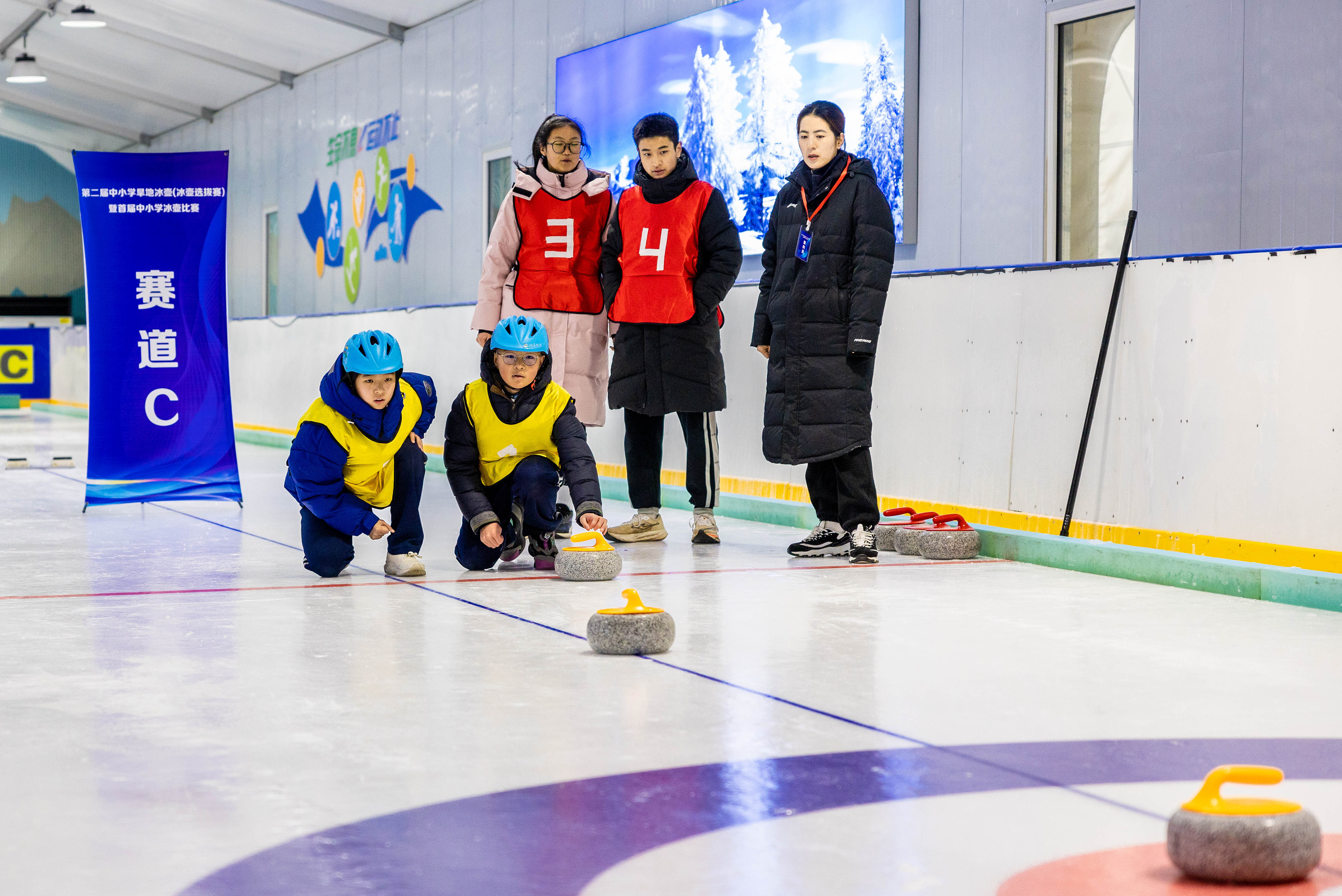 2023年12月10日，參賽選手在呼和浩特首屆中小學冰壺比賽中投擲冰壺。