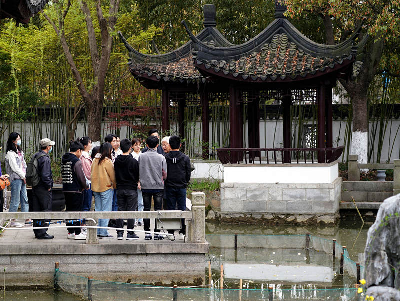 2021年3月30日，在上海交通大學(xué)南蘇園的“微型洱?！迸?，孔海南教授為學(xué)生們打造“沉浸式”思政課。