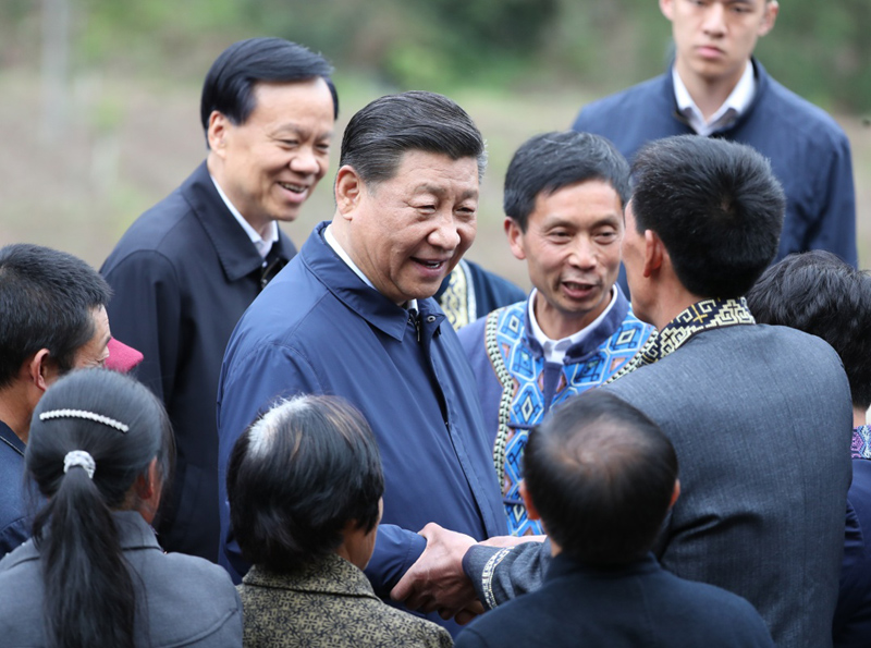 2019年4月15日至17日，中共中央總書記、國家主席、中央軍委主席習(xí)近平在重慶考察，并主持召開解決“兩不愁三保障”突出問題座談會(huì)。這是4月15日下午，習(xí)近平在石柱土家族自治縣中益鄉(xiāng)華溪村同村民親切交流。新華社記者 丁海濤 攝