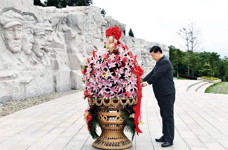 2021年4月25日至27日，中共中央總書記、國家主席、中央軍委主席習(xí)近平在廣西考察。這是25日上午，習(xí)近平在位于桂林市全州縣的紅軍長征湘江戰(zhàn)役紀(jì)念園，向湘江戰(zhàn)役紅軍烈士敬獻(xiàn)花籃。 新華社記者 謝環(huán)馳/攝