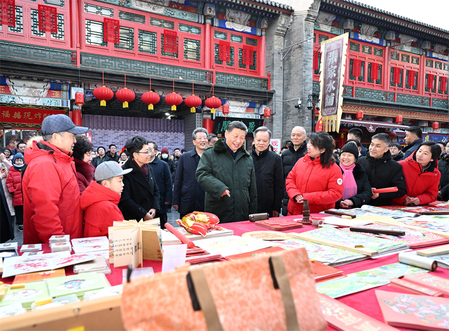 2024年2月1日下午，習近平在天津古文化街考察時，同店鋪員工和現(xiàn)場群眾互動交流。新華社記者 謝環(huán)馳 攝