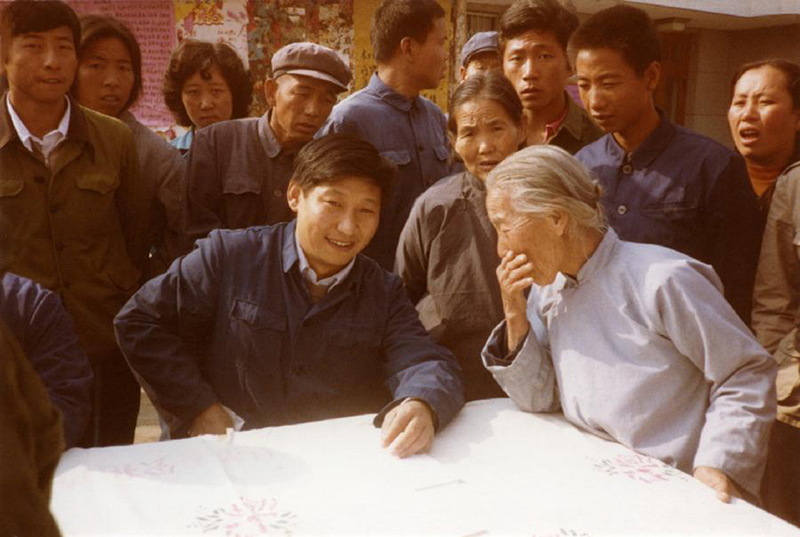 1983年，時任河北正定縣委書記的習近平（前排居中），臨時在大街上擺桌子聽取老百姓意見。