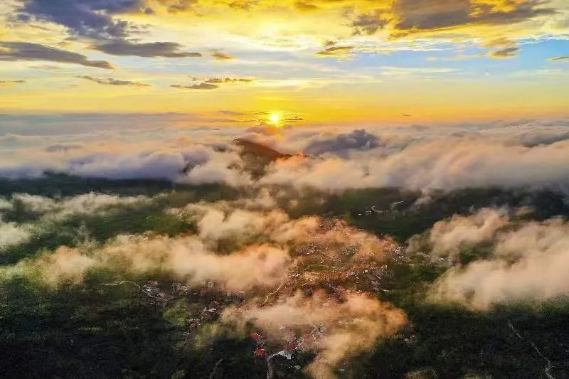 圖為云霧繚繞的軍營(yíng)村，群山盡翠，紅瓦掩映。廈門(mén)市委宣傳部供圖