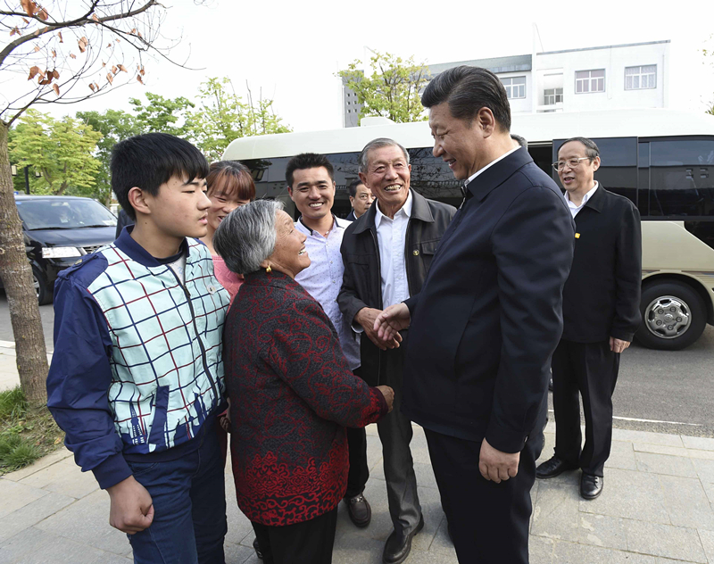 2016年4月25日，習(xí)近平在安徽省滁州市鳳陽縣小崗村看望當(dāng)年大包干帶頭人嚴(yán)金昌（右三）一家。